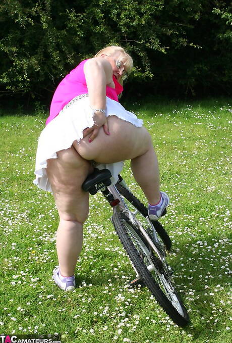 TAC Amateurs are excited to present you with a xxx photo gallery showcasing Lexie Cummings xxx gallery 266080