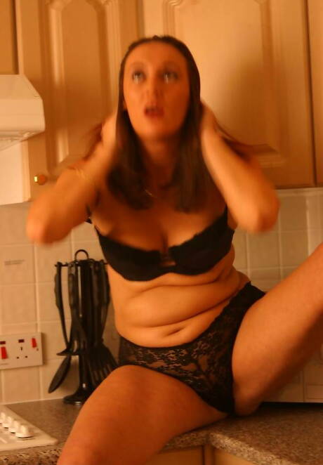 TAC Amateurs are proud to present you with a free pictures featuring Juicy Jo unveiling perfect form